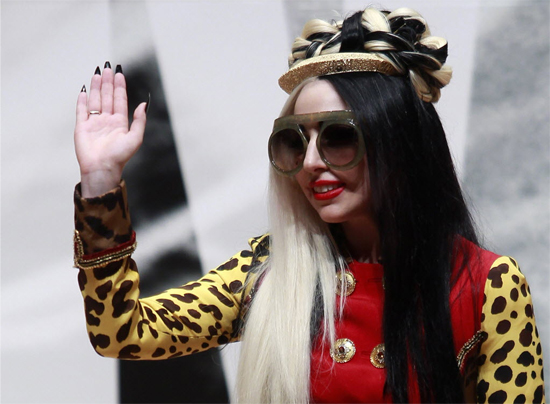 A cantora americana Lady Gaga acena ao chegar ao Taichung City Hall, em Taiwan
