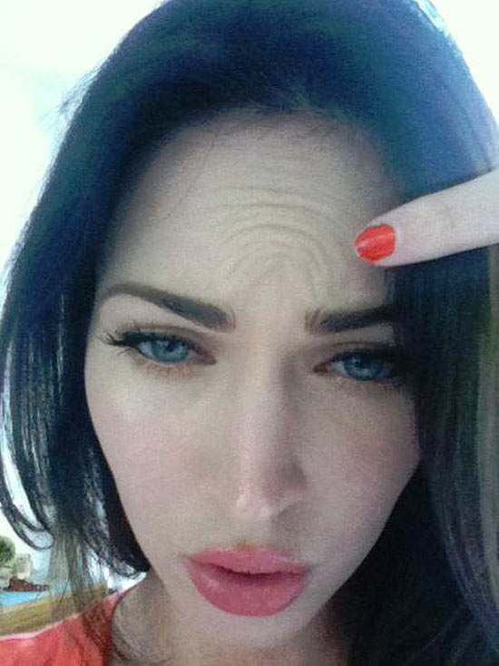 A cantora Megan Fox franze a testa para provar que não usa botox