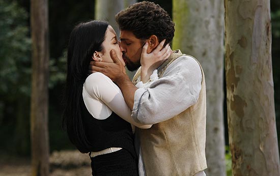 Jesuíno (Cauã Reymond) e Doralice (Nathalia Dill) se beijam em cena da novela "Cordel Encantado", que bateu recorde de audiência