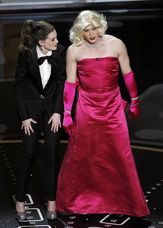 A atriz Anne Hathaway e o ator James Franco, vestido de Marilyn Monroe, durante apresentação do Oscar deste ano