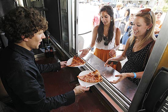 Jesse Eisenberg vende pizza em lanchonete do Texas