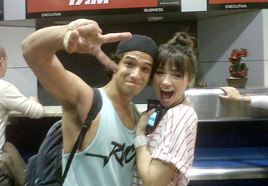 Tyler e Crystal receberam a confirmação da 2ª temporada de Teen Wolf enquanto ainda estavam no aeroporto em São Paulo