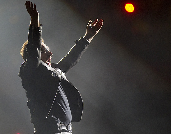 Bono, vocalista da banda U2, durante show no estdio do Morumbi em abril passado