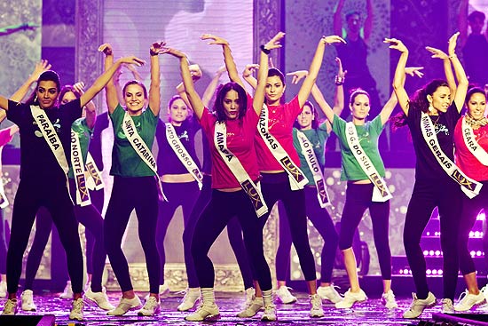 Garotas participam do ensaio geral para o concurso de Miss Brasil