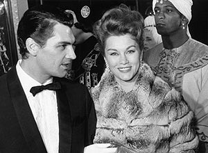A atriz Linda Christian com seu segundo marido, Edmund Purdom