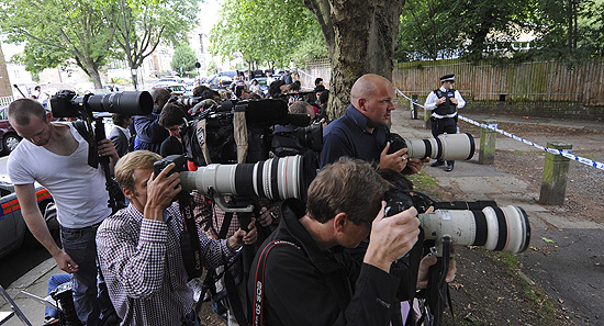Fotgrafos se repunem diante da casa de Amy Winehouse de Londres