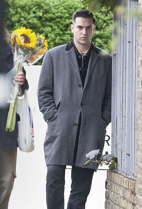 Reg Traviss, namorado de Amy Winehouse, se mistura a curiosos em frente  casa da cantora em Londres