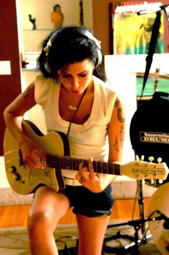 A cantora Amy Winehouse toca guitarra em foto publicada pelo produtor Salaam Remi no Twitter