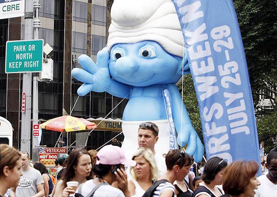 "Smurfs" voltam as ruas faltando quatro dias para a estreia oficial do filme nos EUA