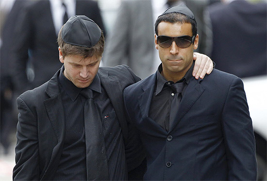 Daniel Zukerman e André Machado no enterro de Amy Winehouse