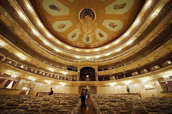 O teatro Bolshoi, que passou por reforma e deve reabrir em outubro
