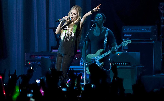 A cantora canadense Avril Lavigne durante apresentao no Credicard Hall, em SP, nesta quarta-feira