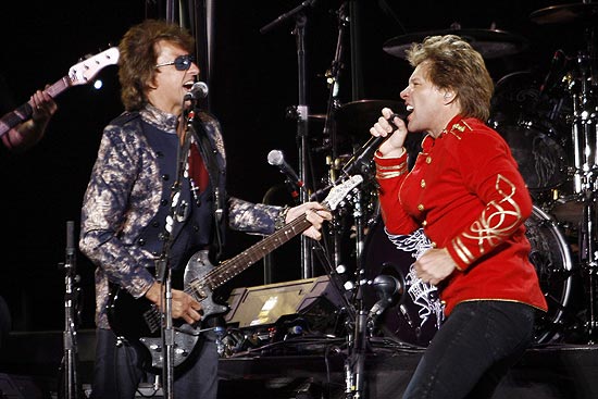 Richie Sambora ( esquerda) e Jon Bon Jovi durante apresentao em Lisboa que marcou o fim da turn da banda