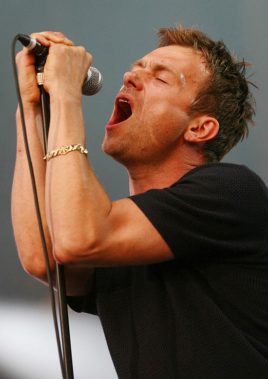Damon Albarn, vocalista da banda Blur, durante performance em show no Hyde Park, em Londres