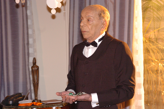 O ator talo Rossi, interpretando o mordomo Alfred, em Senhora do Destino (2004), da TV Globo