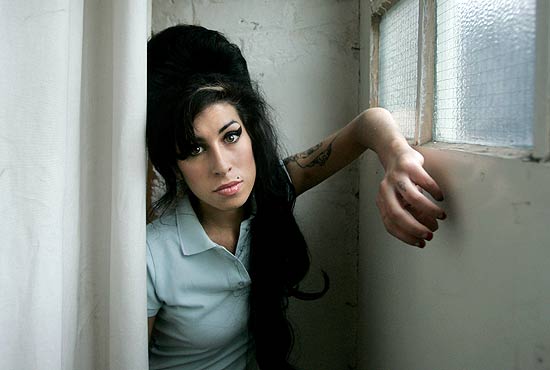A cantora Amy Winehouse, que aps sua morte lidera lista de discos mais vendidos do Reino Unido