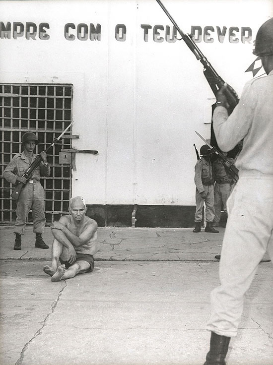 O lder comunista Gregrio Bezerra, preso no ptio do Quartel de Motomecanizao em Casa Forte, Recife, em 64