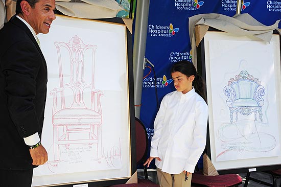 Prefeito de Los Angeles Antonio Villaraigosa (à esquerda) e Blanket, filho mais novo de Michael Jackson, apresentam desenhos