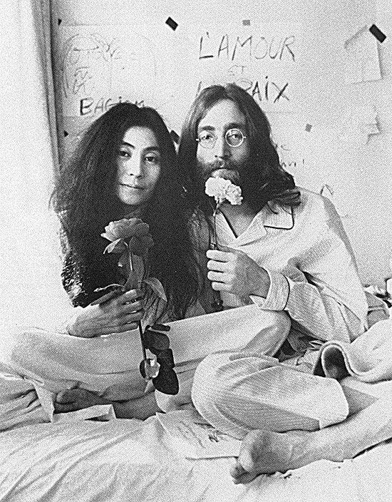 Yoko Ono ao lado de John Lennon em protesto pelo fim da Guerra do Vietnã