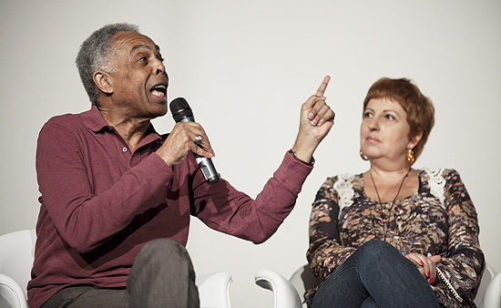 Gilberto Gil participa de sabatina no Festival youPIX, em SP, ao lado da jornalista Rosana Hermann