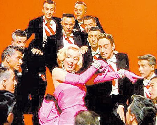 Atriz Marilyn Monroe (foto) em cena de "Os Homens Preferem as Louras" (EUA, 1953), do diretor Howard Hawks