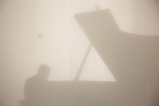 O pianista americano Philip Glass faz apresentao em obra do artista plstico Carlito Carvalhosa na Pinacoteca