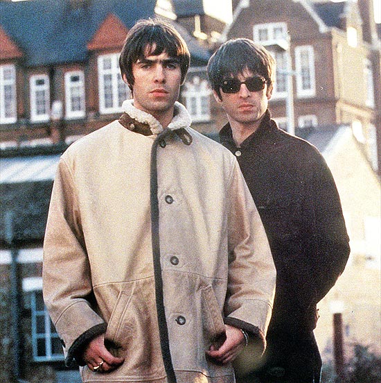 Os irmos Liam e Noel Gallagher, ex-Oasis, em foto de 1998; aps uma srie de brigas pblicas, eles se separaram em 2009