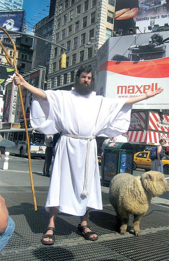 O jornalista A.J. Jacobs pastoreando uma ovelha alugada, em Nova York, no ano de 2006