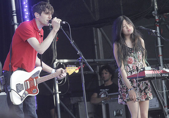 Guitarrista Kip Berman ( esquerda) e a tecladista Peggy Wang da banda The Pains Of Being Pure At Heart