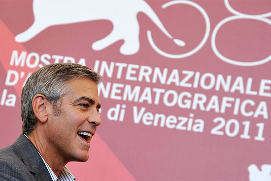 George Clooney posa para foto antes da sesso para jornalistas de "Tudo pelo Poder" em Veneza