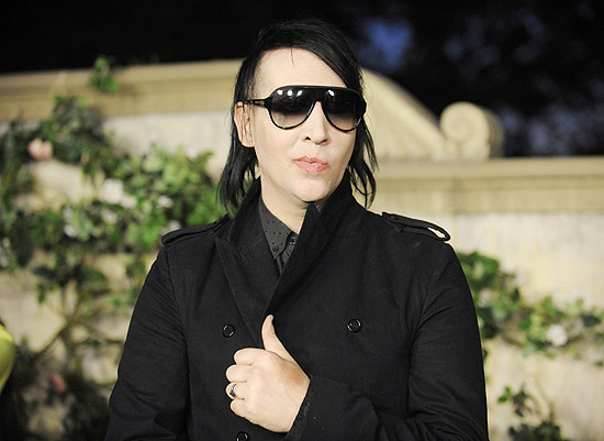O msico Marilyn Manson, acusado por norte-americana de influenci-la a queimar a casa de seus pais