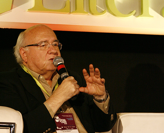 O escritor Lus Fernando Verssimo durante homenagem ao escritor Moacyr Scliar