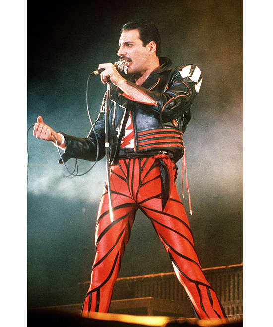 O cantor Freddie Mercury durante show do grupo Queen, em 1985, em Sydney, Austrália 