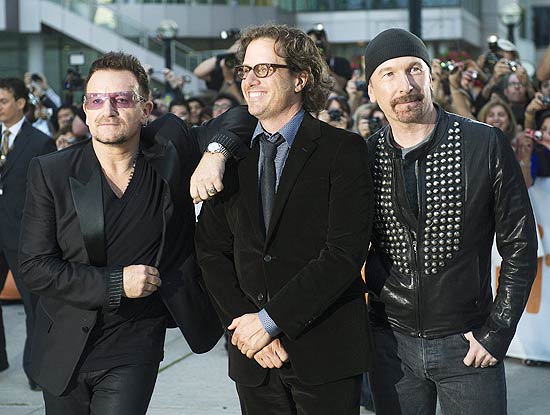 Bono ( esquerda), o diretor Davis Guggenheim e o guitarrista The Edge no Festival de Toronto