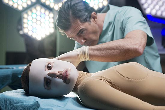 No novo filme "A Pele que Habito" (foto), cirurgião usa moça como cobaia para criação de pele perfeita