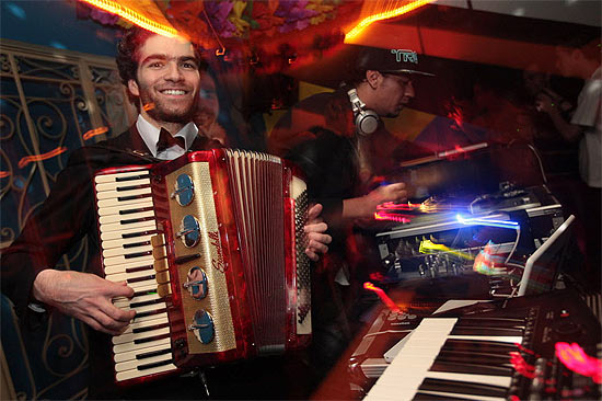 O acordeonista Danilo Dunas na inaugurao do projeto FunClassic, idealizado por DJs e produtores da periferia