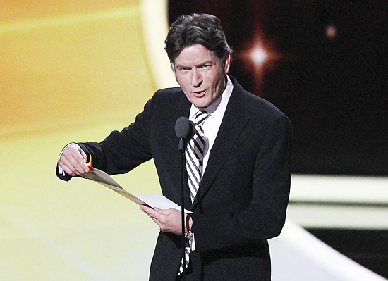 Charlie Sheen apresenta prêmio de melhor ator em série de comédia no Emmy Awards neste domingo