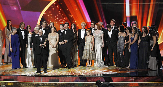 ORG XMIT: LOA291 Writer and producer Matthew Weiner (center L) accepts the award for outstanding drama series for "Mad Men" as the cast and crew look on at the 63rd Primetime Emmy Awards in Los Angeles September 18, 2011. REUTERS/Mario Anzuoni (UNITED STATES - Tags: ENTERTAINMENT) (EMMYS-SHOW)