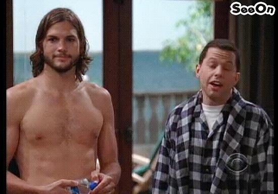 Walden (Ashton Kutcher) fica nu na frente de Alan (Jon Cryer) em "Two And a Half Men"