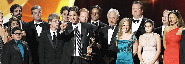 Elenco de "Modern Family" recebe o prêmio de melhor série de comédia
