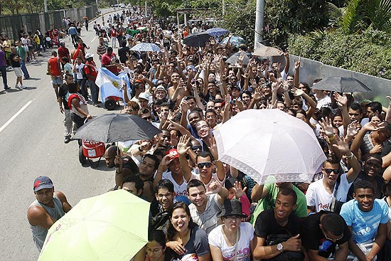 Público forma fila diante da Cidade do Rock, em Jacarepaguá, para entrada no primeiro dia do Rock in Rio