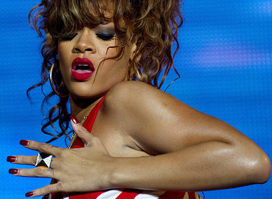 Rihanna se irritou ao ser vista saindo de casa de strip