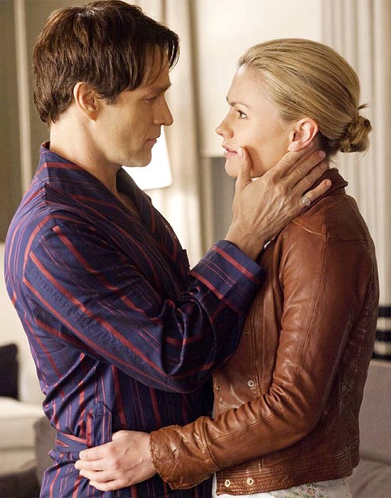 O casal de atores Stephen Moyer e Anna Paquin, que estão esperando o primeiro filho juntos, em cena de "True Blood"