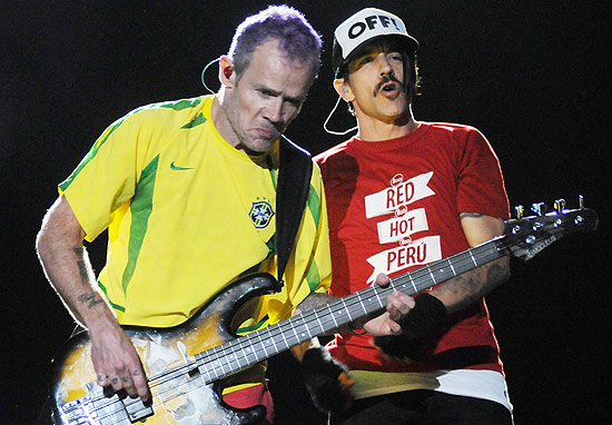 O baixista Flea (esq.) e o vocalista Anthony Kiedis, em show na madrugada de sbado (24) para domingo (25)