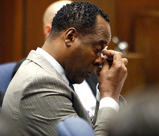 Legenda: ORG XMIT: NY211 Conrad Murray wipes a tear during the defense opening arguments in his involuntary manslaughter trial at Superior Court, Tuesday, Sept. 27, 2011 in Los Angeles. Murray has pleaded not guilty and faces four years in prison and the loss of his medical license if convicted of involuntary manslaughter in Michael Jackson's death. (AP Photo/Al Seib, Pool) 