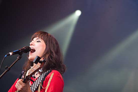 A cantora Tiê, que se apresentou ao lado do uruguaio Jorge Drexler no palco Sunset, no Rock in Rio 2011