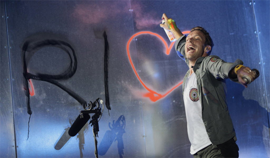 Chris Martin, vocalista do Coldplay, faz homenagem ao Rio durante ltima apresentao da sexta noite de shows