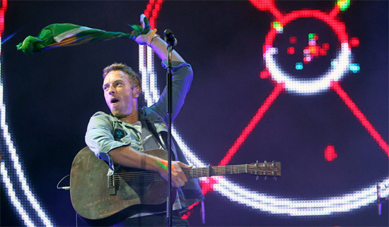 Chris Martin, vocalista do Coldplay, brinca com bandeira do Brasil durante apresentao