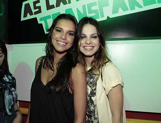 As atrizes Mariana Rios e Sthefany Brito posam em camarote do Rock in Rio neste sbado (1)