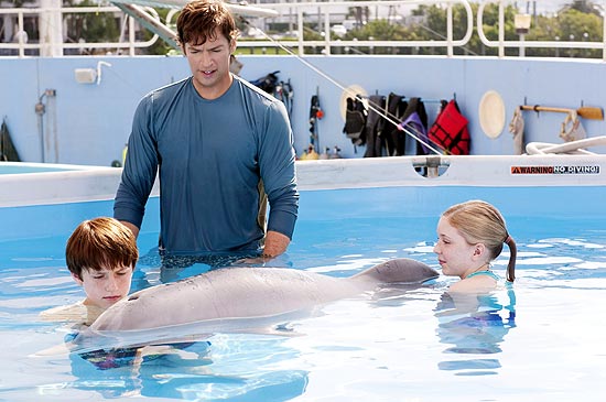 Nathan Gamble, Harry Connick Jr. e Cozi Zuehlsdorff em cena do filme "O Golfinho"